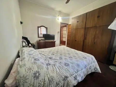 VENTA - CASA AL FRENTE 4 DORMITORIOS CON JARDIN - BARRIO LAS HERAS