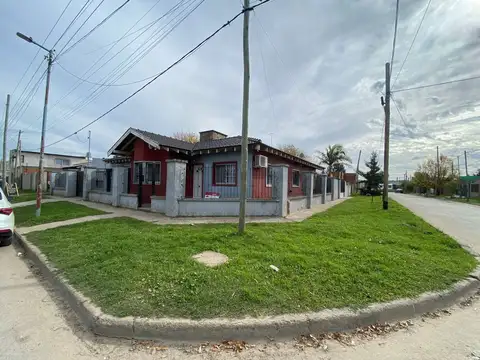CASA 4 AMBIENTES EN VENTA CON LOCAL EN  BERISSO