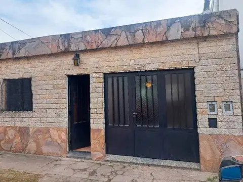 OPORTUNIDAD CASA DE FRENTE Y DEPARTAMENTO DE PASILLO ESTEBAN DE LUCA 2754