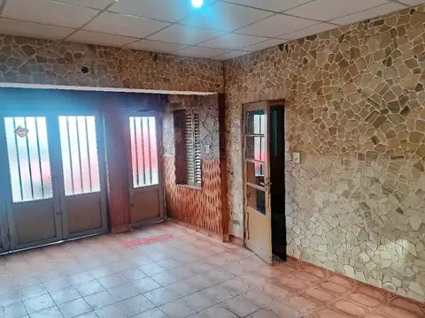 Esteban de Luca 2754 , Piso 0
