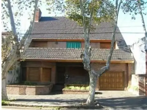 Casa 6 ambientes con 4 baños