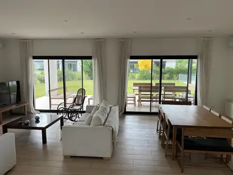 Casa 6 ambientes con 4 baños
