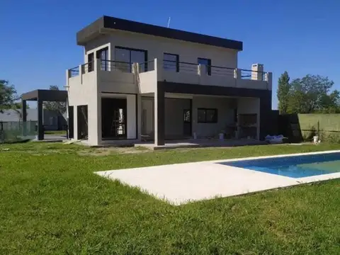 Casa en Venta con 2 cocheras