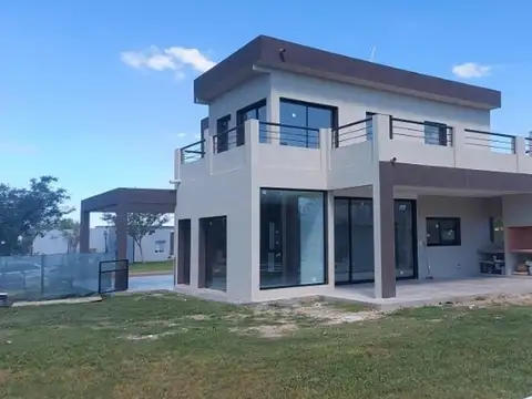 Casa 5 ambientes con 4 baños