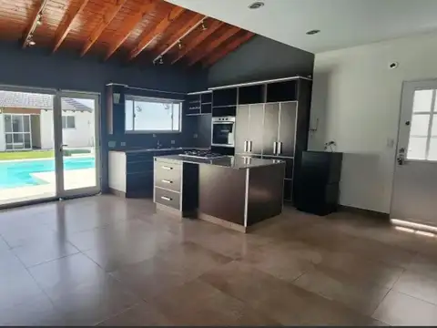 Casa 5 ambientes con 3 baños