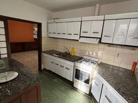 Casa 4 ambientes + Departamento/Taller/etc en planta alta