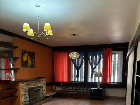 Casa 4 ambientes + Departamento/Taller/etc en planta alta