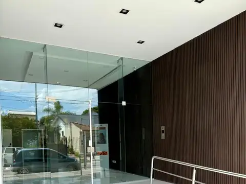 Impecable y moderno depto en duplex con jardín propio, cochera y baulera. Bajas expensas