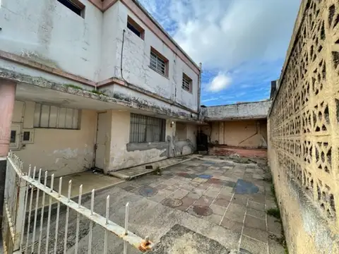 Casa 8 ambientes con 2 baños