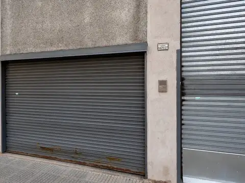 GALPON EN VENTA EN CABALLITO CON OFICINAS.