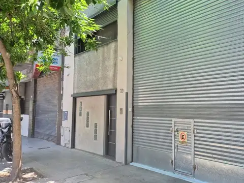 GALPON EN VENTA EN CABALLITO CON OFICINAS.