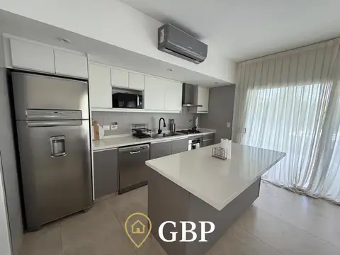 Casa en Alquiler con 3 cocheras