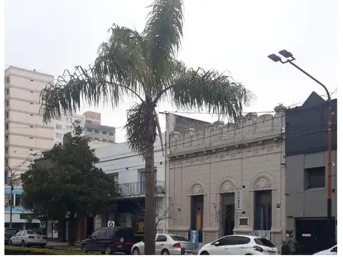 Avenida Moreno e/ 1810 y 9 de Julio