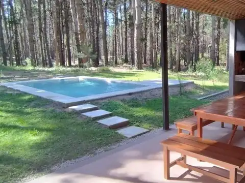 Casa tres dormitorios en venta en VillaRobles con pileta. Costa Atlántica