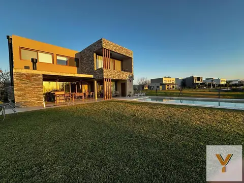Casa en venta - 5 Dormitorios 6 Baños - Escobar