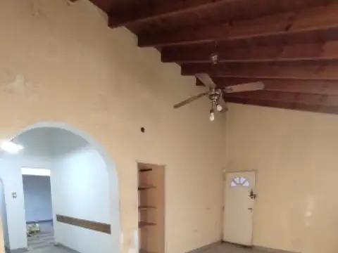 OPORTUNIDAD - CASA EN PH - 4 AMBIENTES - A REFACCIONAR - CASEROS