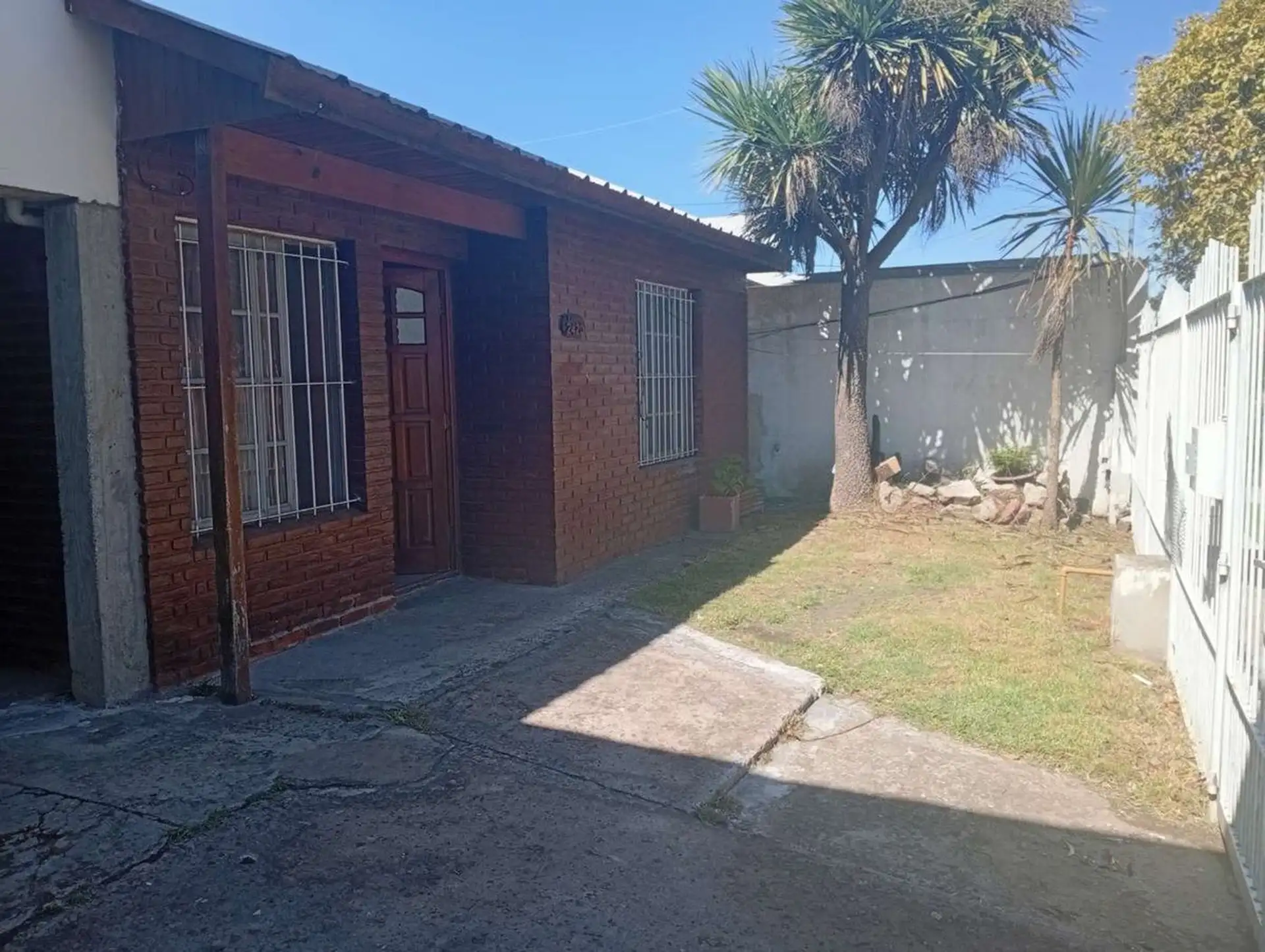 VENTA CASA MAS DOS DEPARTAMENTOS PUNTA MOGOTES