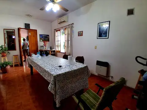 Casa 8 ambientes con 2 baños