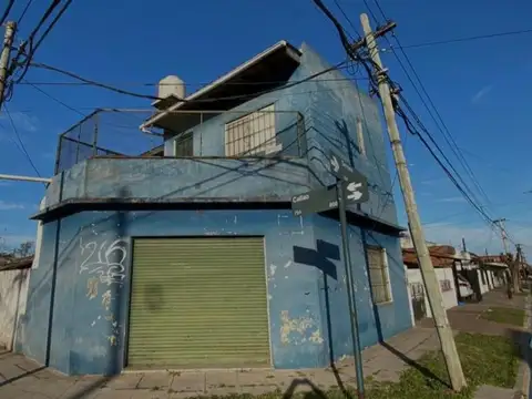 Venta de Casa con Local y dpto 3 ambientes sobre esquina