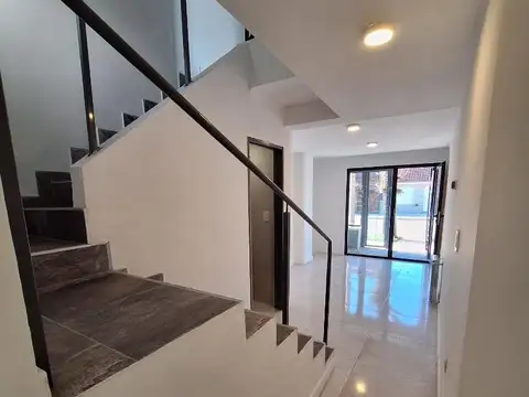 Depto Tipo Casa en Venta en La Perla Sur, USD 139.000