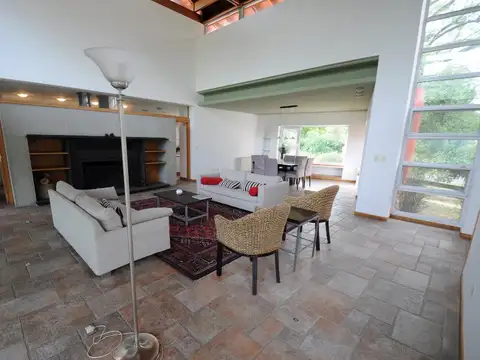 Casa en Venta con 2 cocheras