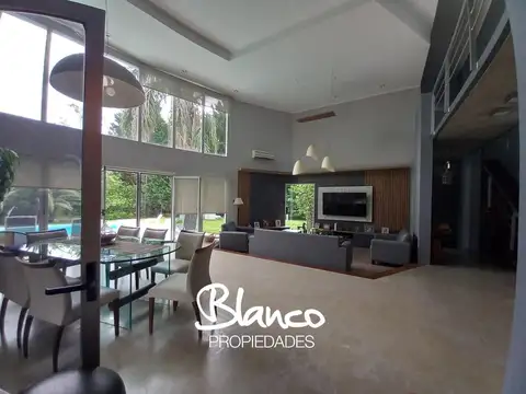 Casa en Venta con 2 cocheras