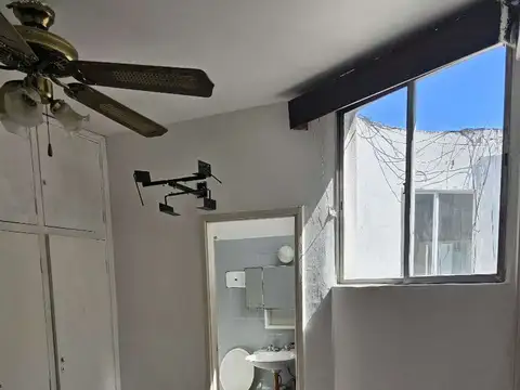 Departamento 2 ambientes en un segundo piso por escalera interno pero luminoso con cocina separada!