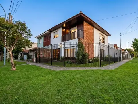 VENTA CASA EN PH– CON COCHERA, PATIO Y PARRILLA.
