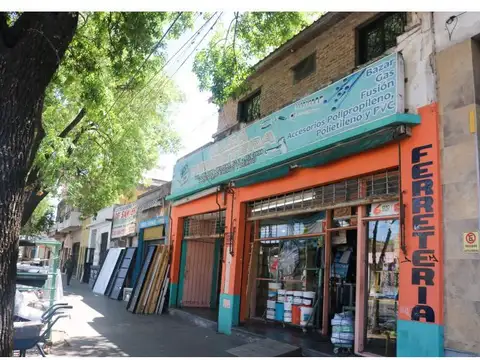 Venta. Local comercial con terreno y deposito.