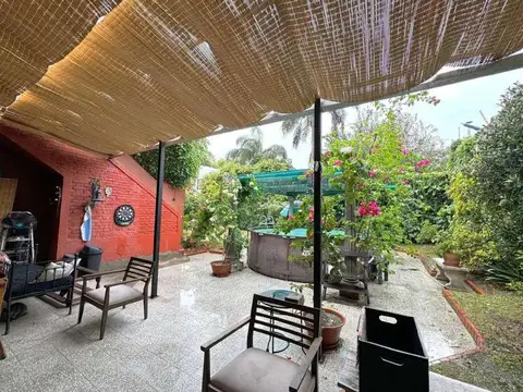 VENTA CASA 6 AMBIENTES CON PARQUE EN BARRACAS CABA