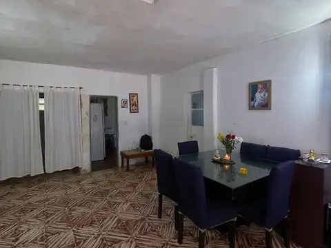 Casa 6 ambientes con 2 baños