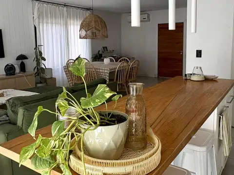 Casa 4 ambientes con 2 baños
