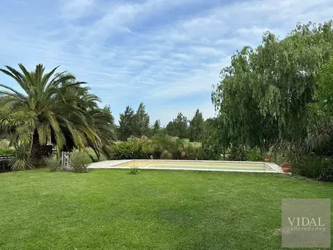 Casa en Alquiler con 4 cocheras