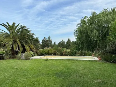 Casa en Alquiler con 4 cocheras