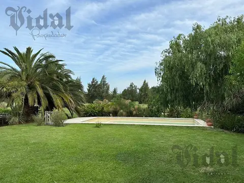 Casa en Alquiler con 4 cocheras