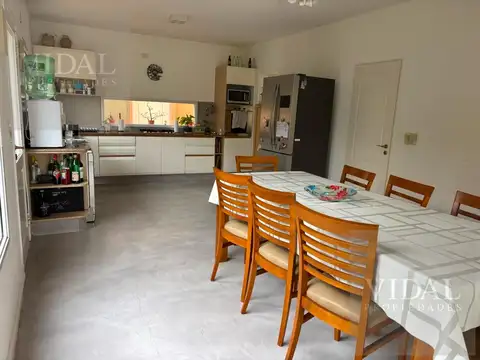 Casa en Alquiler con 4 cocheras