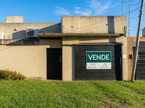 Venta | Casa con pileta y espacio verde