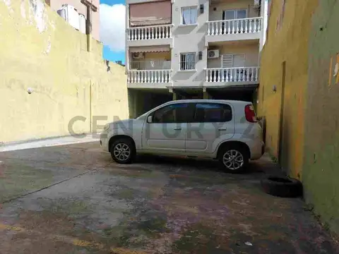 Venta cochera 12mts² en edificio en Santos Lugares