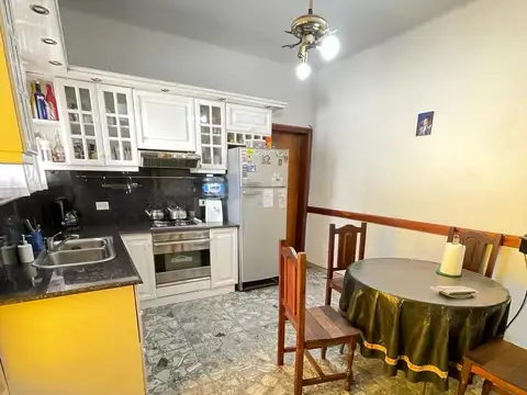 VENTA CASA 4 AMBIENTES CON QUINCHO, PILETA Y GARAGE, QUILMES OESTE CENTRO.