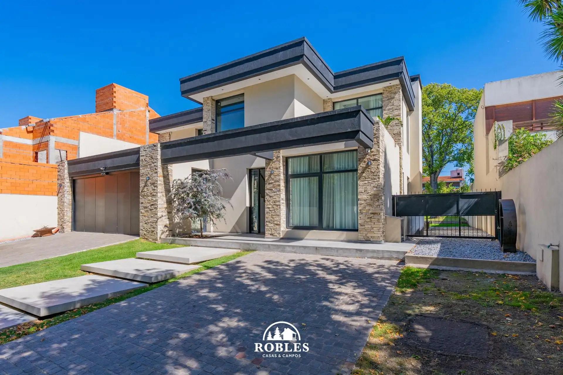 Casa estilo moderno en el barrio Los Troncos