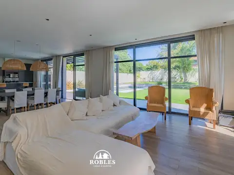Casa estilo moderno en el barrio Los Troncos