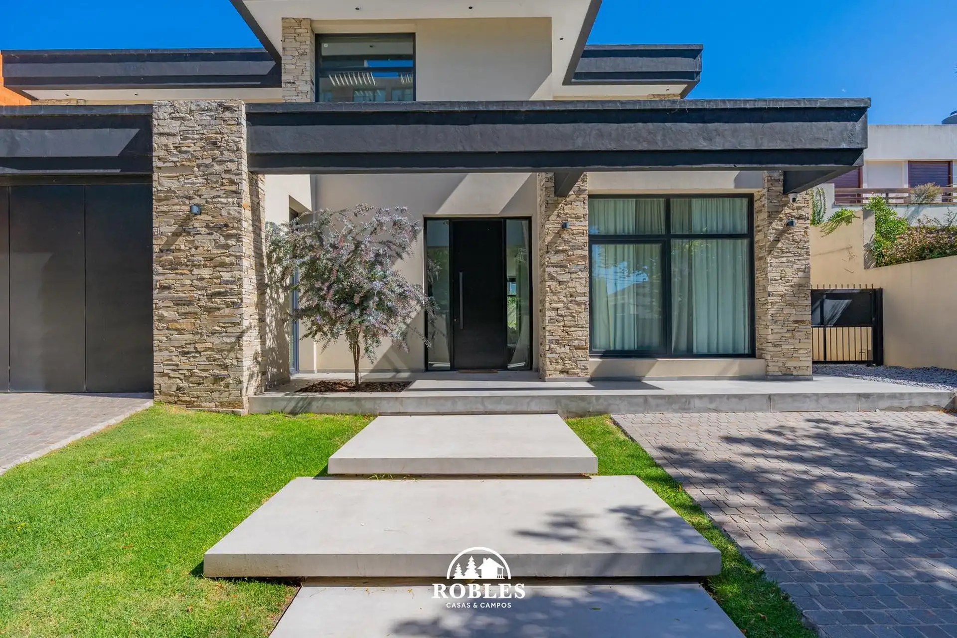 Casa estilo moderno en el barrio Los Troncos
