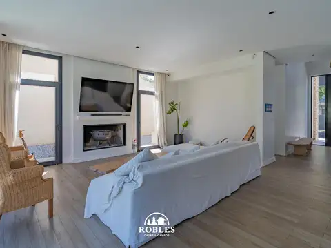 Casa estilo moderno en el barrio Los Troncos