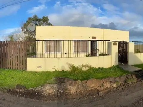 Casa en venta - 4 Dormitorios 2 Baños - Camet Norte 