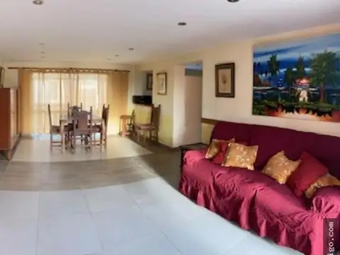 Casa 6 ambientes con 2 baños