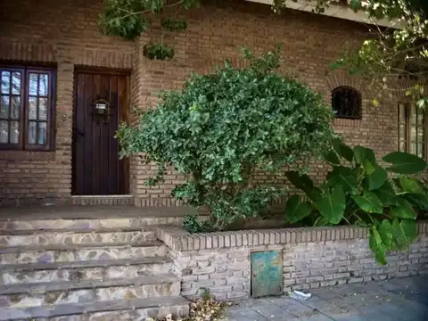 Casa 15 ambientes con 5 baños