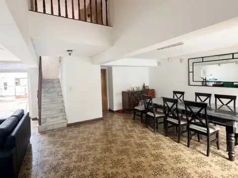   Se Vende Hermosa Casa de 280m2 cubiertos en 2 plantas con Quincho