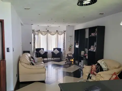 Casa 6 ambientes con 2 baños
