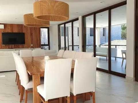 Casa 9 ambientes con 6 baños