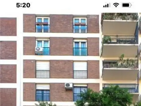 . Entrada del Edificio paqueta. Palier Privado. Hall de entrada al Living que da al frente con salid